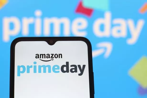 شوهد شعار Amazon Prime Day على شاشة الهاتف الذكي