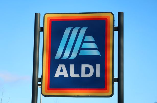يتم عرض شعار Aldi خارج أحد متاجره في 05 فبراير 2025 في مصلى هولمز ، شيشاير