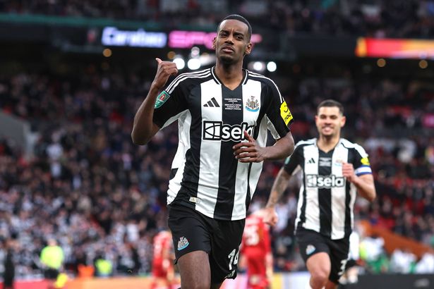 يحتفل ألكساندر إيساك من نيوكاسل يونايتد بتسجيل هدفه الثاني خلال نهائي كأس كاراباو بين ليفربول ونيوكاسل يونايتد على ملعب ويمبلي في 16 مارس 2025