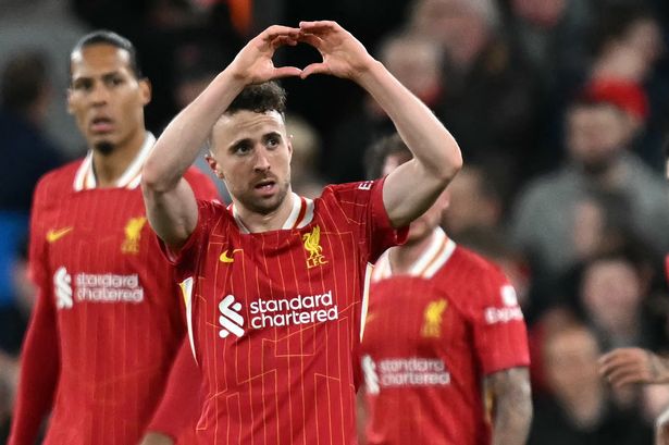 يحتفل Diogo Jota بالتسجيل ضد Everton