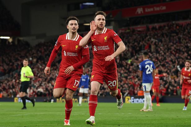 ليفربول ، إنجلترا - 02 أبريل: يحتفل ديوجو جوتا من ليفربول بتسجيل هدف فريقه الأول خلال مباراة الدوري الممتاز بين ليفربول إف سي وإيفرتون إف سي في أنفيلد في 02 أبريل 2025 في ليفربول ، إنجلترا. (تصوير كارل ريبن/غيتي إيرث)