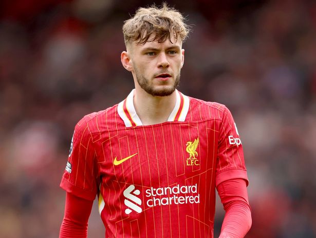 كونور برادلي من ليفربول في العمل خلال مباراة الدوري الإنجليزي الممتاز بين ليفربول وايست هام يونايتد