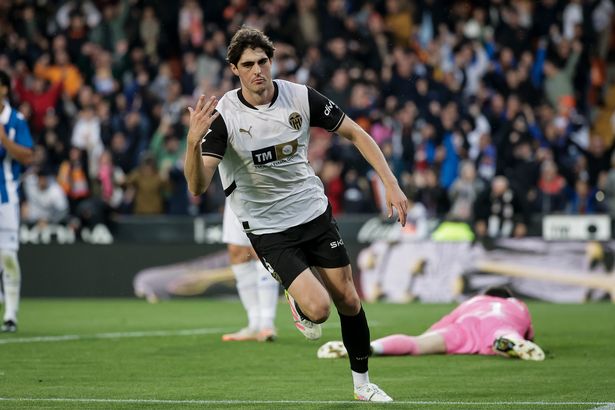 يحتفل Javi Guerra من Valencia CF