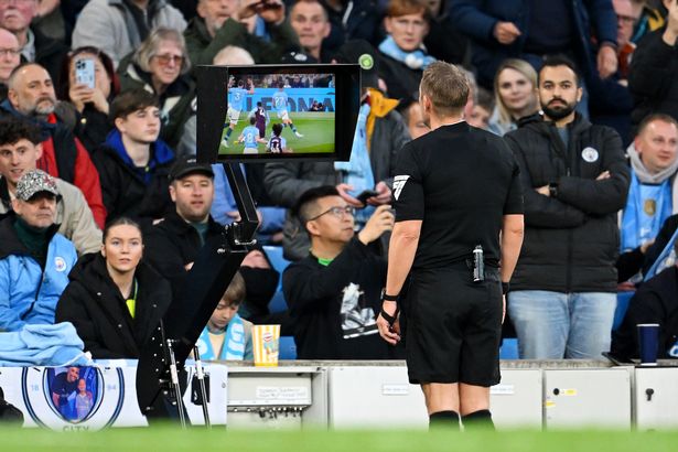 : الحكم كريج باوسون يتحقق من شاشة var