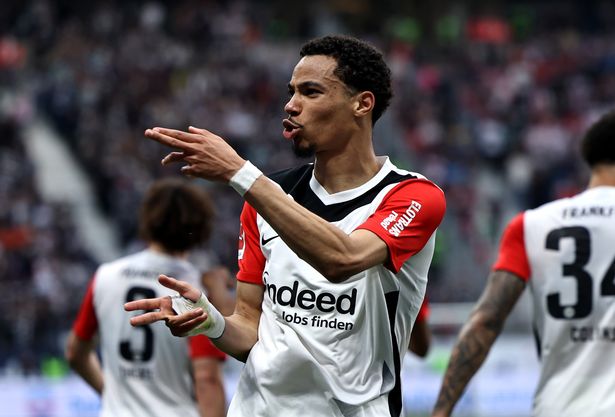 يحتفل Hugo Ekitike بالتسجيل في Eintracht Frankfurt