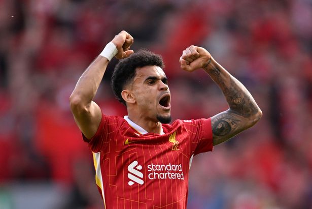 ليفربول ، إنجلترا - 27 أبريل: (Sun Out ، Sun يوم الأحد) ، يحتفل لويس دياز من ليفربول بتسجيل هدف فريقه الأول خلال مباراة الدوري الممتاز بين ليفربول FC و Tottenham Hotspur FC في Anfield في 27 أبريل 2025 في ليفربول ، إنجلترا. (تصوير ليفربول FC/Liverpool FC عبر Getty Images)