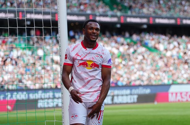 ينظر Loïs Openda خلال مباراة الدوري الألماني بين Werder Bremen و RB Leipzig في Weser Stadion في 10 مايو 2025 في Bremen ، ألمانيا. (تصوير GSI/Icon Sport عبر Getty Images)