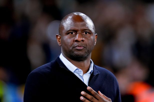 ينظر مدرب Patrick Vieira المدير الفني لـ Genoa CFC خلال مباراة Serie Serie A Enilive بين SSC Napoli و Genoa CFC في Stadio Diego Armando Maradona في 11 مايو 2025 في نابولي ، إيطاليا (تصوير Giuseppe Maffia/Nurphoto عبر Getty Images)