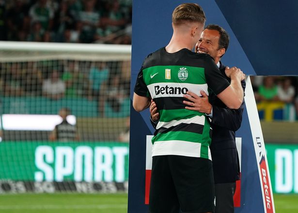 يحتفل Viktor Gyokeres من Sporting CP مع الرئيس فريدريكو فارانداس من الرياضة