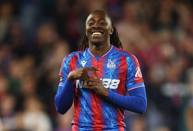 لندن ، إنجلترا - 20 مايو: يحتفل Eberechi Eze of Crystal Palace بتسجيل هدف فريقه الرابع خلال مباراة الدوري الممتاز بين Crystal Palace FC و Wolverhampton Wanderers FC في Selhurst Park في 20 مايو 2025 في لندن ، إنجلترا. (تصوير ريتشارد بيلهام/غيتي إيمشور)