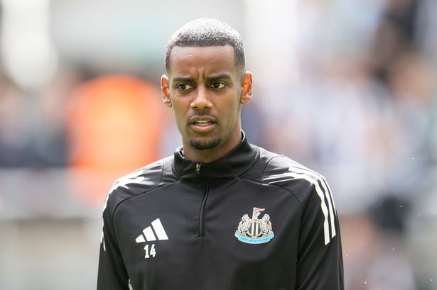 ألكساندر إيساك من نيوكاسل يونايتد يلعبان خلال مباراة الدوري الممتاز بين نيوكاسل يونايتد وإيفرتون في سانت جيمسز بارك في نيوكاسل ، في 25 مايو 2025.