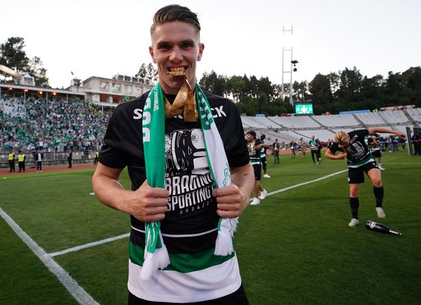 يحتفل هداف الأهداف Viktor Gyokeres من Sporting CP بالفوز في نهائي الكأس البرتغالية في نهاية كأس البرتغالية 2024/2025 - المباراة النهائية بين SL Benfica و Sporting CP في Estadio Nacional في 25 مايو 2025 في Oeiras ، البرتغال.