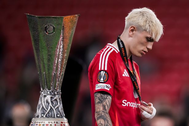 Estadio San Mames ، Bilbao ، إسبانيا - 2025/05/21: يبدو Alejandro Garnacho من Manchester United FC مكتئبًا بجوار الكأس خلال حفل توزيع الجوائز بعد مباراة كرة القدم النهائية لدوري EEFA Europa بين Tottenham Hotsper FC ومانشستر يونايتد. فاز توتنهام هوتسبور FC 1-0 على مانشستر يونايتد. (تصوير Nicolò Campo/Lightrocket عبر Getty Images)