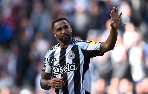 Newcastle at Tyne ، إنجلترا - 25 مايو: يلوح مهاجم نيوكاسل Callum Wilson بمشجعي Gallowgate End Newcastle بعد مباراة الدوري الإنجليزي الممتاز بين نيوكاسل يونايتد FC و Everton FC في St James 'Park في 25 مايو 2025 في نيوكاسل على Tyne ، إنجلترا. (تصوير Stu Forster/Getty Images)
