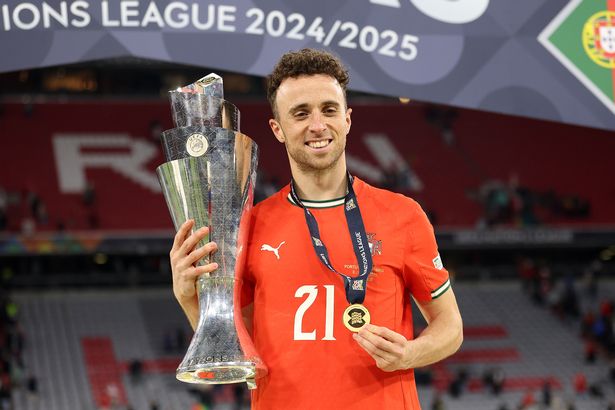 يطرح Diogo Jota من البرتغال صورة مع كأس دوري الدول UEFA بعد فوز فريقه في مباراة دوري الأمم في الدول UEFA 2025 بين البرتغال وإسبانيا في ميونيخ كرة القدم في 08 يونيو 2025 في ميونيخ ، ألمانيا. 
