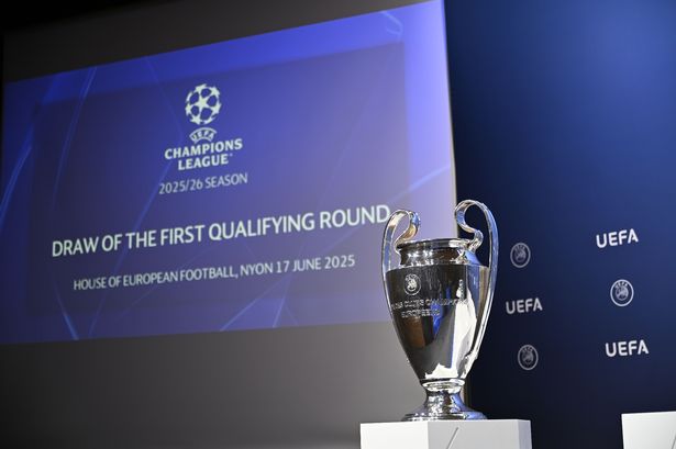 نيون ، سويسرا - 17 يونيو: كأس دوري أبطال أوروبا UEFA معروض خلال دوري أبطال أوروبا UEFA 2025/26 أول قرعة التصفيات المؤهلة في مقر الاتحاد الأوروبي ، منزل كرة القدم الأوروبية ، في 17 يونيو 2025 في نيون ، سويسرا (تصوير كريستيان سكي - أوفا)