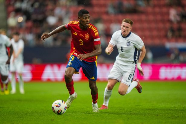 TRNAVA ، سلوفاكيا-21 يونيو: تدير CRISTIAN MOSQUERA من U21 إسبانيا مع الكرة أثناء الضغط من Elliot Anderson من U21 England خلال بطولة UEFA European Under 21 2025 بين المباراة الربعية بين إسبانيا وإنجلترا في A. Malatinsky Stadium في 21 يونيو 2025 في Trnava ، (تصوير كريستيان هوفر/غيتي إيمس)