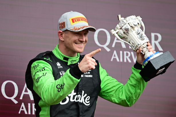 يحتفل Niko Hulkenberg من Kick Sauber على المنصة خلال الجولة الثالثة عشرة من بطولة Formula 1 World في Silverstone Circuit في Silverstone ، Northamptonshire ، إنجلترا ، في 6 يوليو 2025.