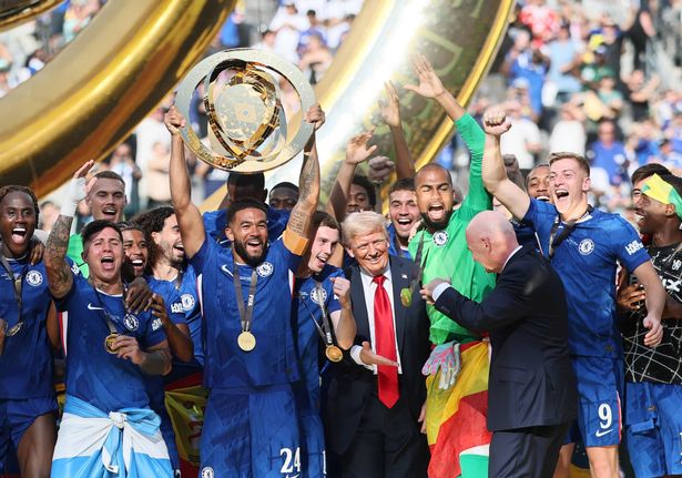 حاول رئيس FIFA جياني إنفانتينو إبداع دونالد ترامب بعيدًا عن المنصة