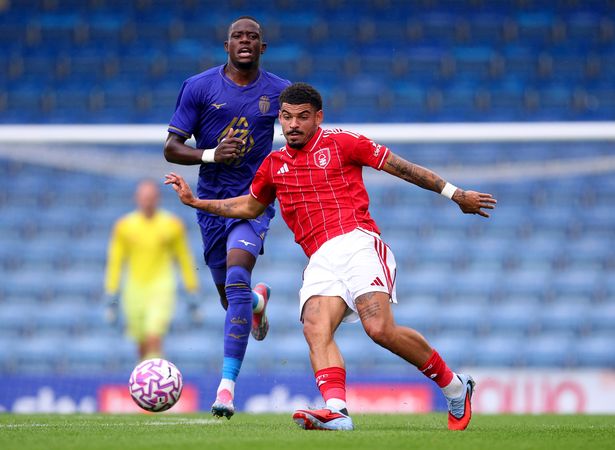 Morgan Gibbs-White من Nottingham Forest و Denis Zakaria من Monaco في العمل خلال المباراة الصديقة قبل الموسم 