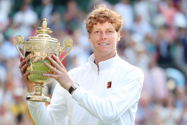 لندن ، إنجلترا - 13 يوليو: Jannik Sinner (ITA) (1) مع كأس الفائز بعد فوزه بمباراة الفردي السادة ضد كارلوس ألكاراز (ESP) (2) خلال يوم الربع عشر من بطولة بطولة ويمبلدون 2025 في جميع إنجلترا لورنز ونادي كروكيت في 13 يوليو ، 2025 في لندن ، إنجلاند. (تصوير روب نيويل - Camerasport عبر Getty Images)