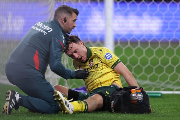 ساعد لاعب خط الوسط في Wrexham Ollie Rathbone من قبل النادي فيزيو كيفن مولهولاند بعد إصابته ضد سيدني FC