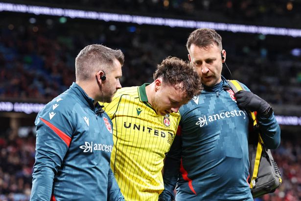 يتم إخراج Ollie Rathbone من Wrexham من الملعب من قبل المسعفين في ودية ضد سيدني FC