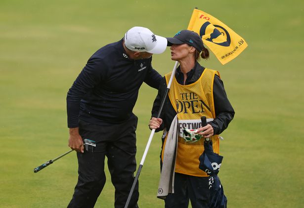 يتفاعل لي ويستوود من إنجلترا مع زوجته وكادي هيلين ستوري في The 18th Green خلال اليوم الأول من بطولة 153 المفتوحة في Royal Portrush Golf Club