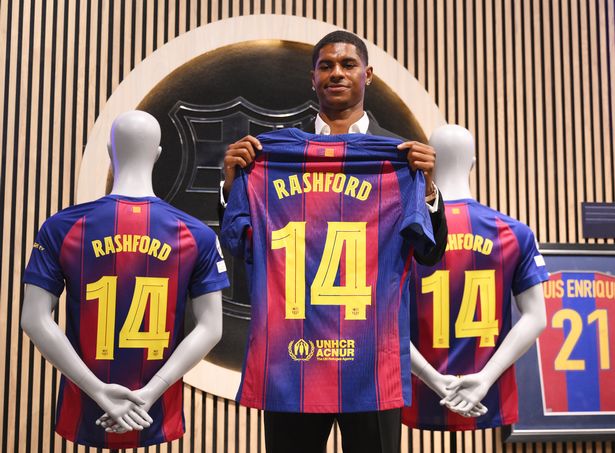 برشلونة ، إسبانيا - 23 يوليو: ماركوس راشفورد من نادي برشلونة يحمل قميصه خلال كشف النقاب عن ماركوس راشفورد التوقيع الجديد ، بعد الإعلان عن انتقال قرض مدته موسم من مانشستر يونايتد إلى برشلونة في كامب نو في 23 يوليو 2025 في برشلونة ، إسبانيا. (تصوير ديفيد راموس/غيتي إيمايز)