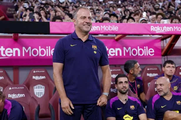 كوبي ، اليابان - 27 يوليو: ينظر هانسي فليك ، مدرب نادي برشلونة ، أمامنا الودية بين فيسيل كوبي و FC برشلونة في ملعب نوفير كوبي في 27 يوليو 2025 في كوبي ، هيوغو ، اليابان. (تصوير بول ميلر/غيتي إيمايز)