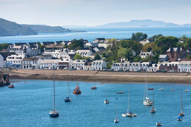 منظر لمدينة Ullapool ppular في Cromartyshire في المرتفعات الاسكتلندية. 