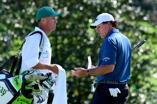 يتحدث Phil Mickelson من الولايات المتحدة مع Caddy Jim 'Bones' Mackay