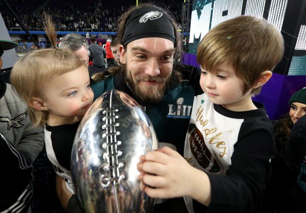الفائز Super Bowl يترك خلف طفلين
