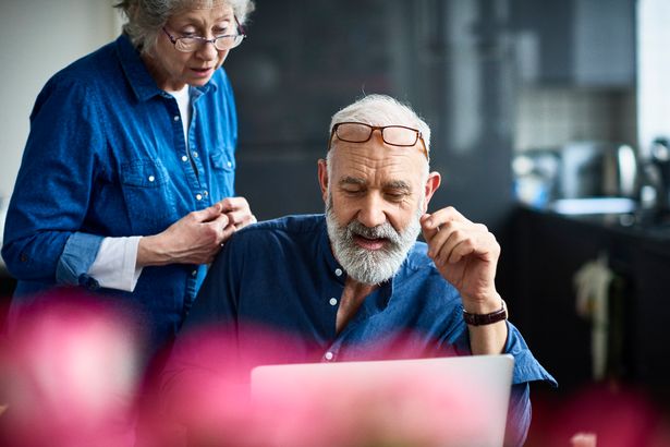 صورة صريحة لكبار الزوجين في المنزل