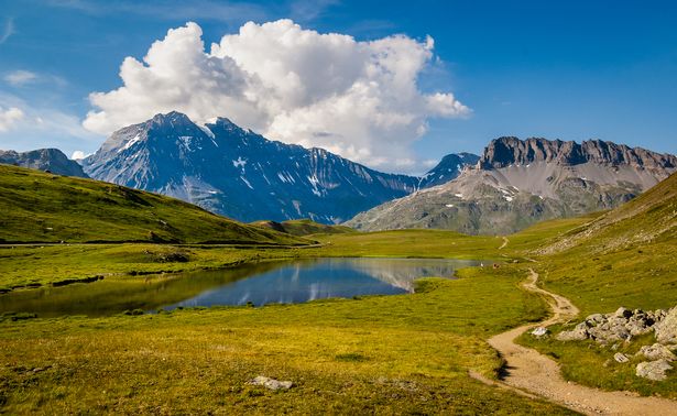 صورة الجبال والماء في بريانسون ، فرنسا
