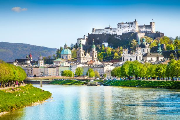 منظر جميل لأفق سالزبورغ مع Festung Hohensalzburg و Salzach River في الصيف