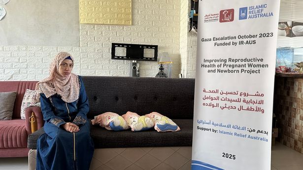 Aylaa يجلس بفخر مع فتياتها الثلاث