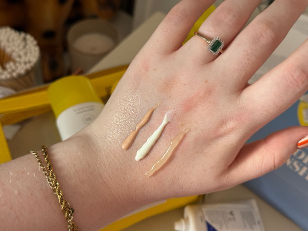 كل من supergoop! واقيات الشمس لها تشطيبات وقوام مختلفة