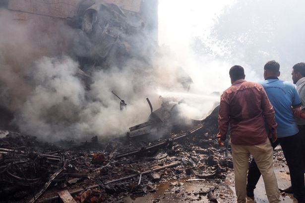 رجال الاطفاء يعملون على إخماد الحريق بعد الحادث