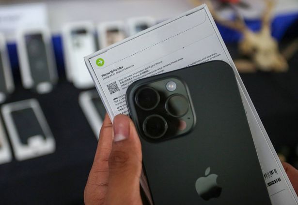 يُظهر مسؤول جمركي إندونيسي جهاز iPhone 16 Pro Max مهربًا قبل تدميره بعد مصادرته إلى جانب عشرات هواتف Apple والأجهزة اللوحية ، في المكتب الجمركي في مطار Soekarnohatta الدولي في Tangerang ، Banten ، في 29 نوفمبر ، 2024. لقد رفضت إندونيسيا مطلوبًا من Apple الاستثمارات التي تهدف إلى تحقيق حظر على iPhone 16. (الصورة من قبل AFP) (تصوير STR/AFP عبر Getty Images)