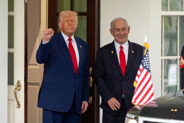 الرئيس دونالد ترامب ، يسار ، يقف مع رئيس الوزراء الإسرائيلي بنيامين نتنياهو
