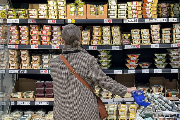 متاجر عملاء للمواد الغذائية داخل متجر Tesco Supermarket في شرق لندن (ألبوم الصور)