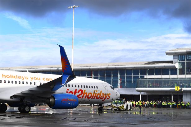 العمال الذين يشاهدون الرحلة الافتتاحية JET2 من مطار ليفربول جون لينون (الموافقة المسبقة عن علم أندرو تيبي).