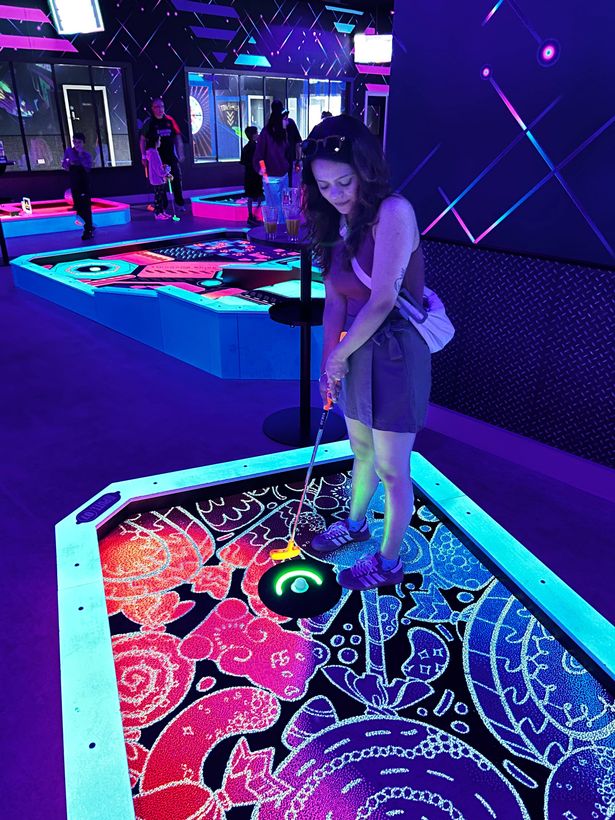 Parul Play Mini Golf في غرفة النيون