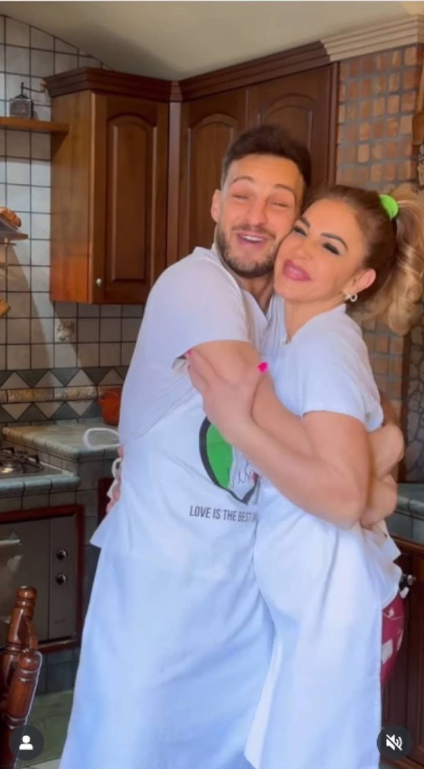 يفاجئ Vito Coppola بشكل صارم من عشاق الرقص بالفيديو الذي لا يمكن 
