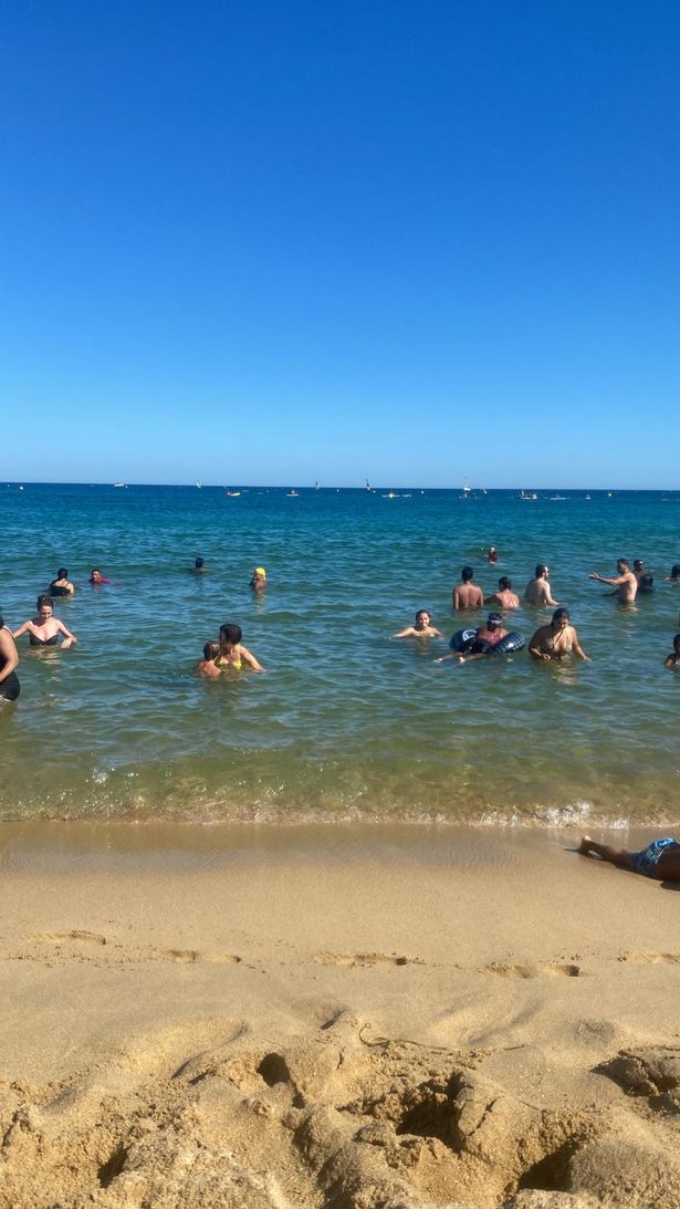 في الصورة: الشاطئ في برشلونة.