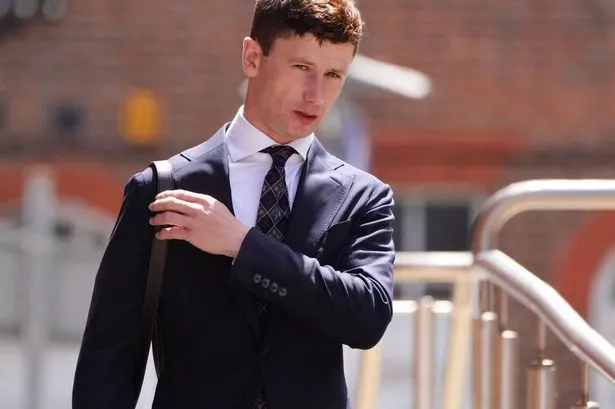 يصل Jockey Oisin Murphy إلى محكمة القضاة ، المركز المدني ، ريدينج ، بيركشاير (جوناثان برادي/بنسلفانيا)