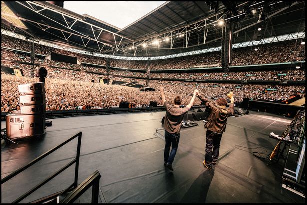 ليام ونويل غالاغر من Oasis Play Wembley Stadium 