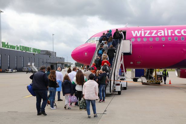 طائرة ركاب طيران منخفضة التكلفة Wizz Airbus A320 طائرة من الدرج في مطار Katowice في بولندا.
