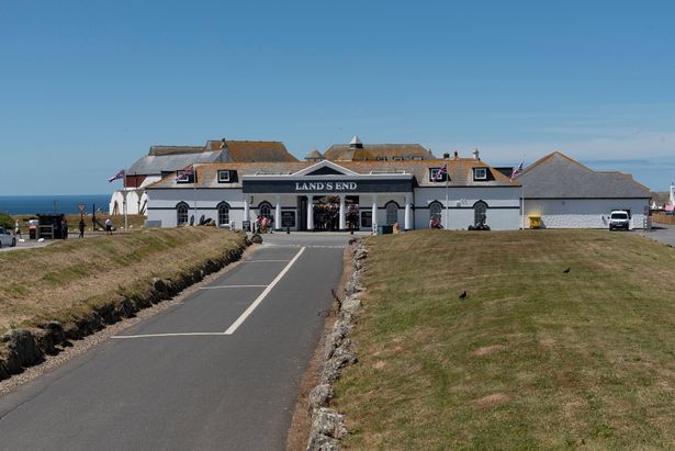 LANDS END ، كورنوال ، إنجلترا ، المملكة المتحدة ، تنتهي من جاذبية سياحية شهيرة على ساحل كورنيش .. (تصوير: Peter Titmuss/UCG/Universal Images Group عبر Getty Images)